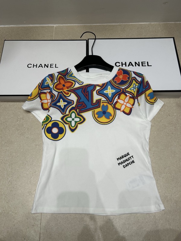 完売必至 2026 ルイヴィトン 新作 半袖Tシャツ 偽物