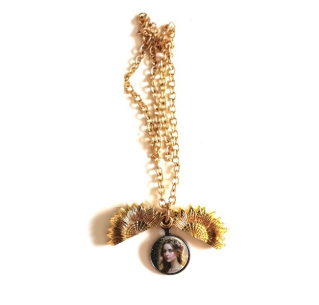 Pretty golden chain necklace encrusted with custom photoprint