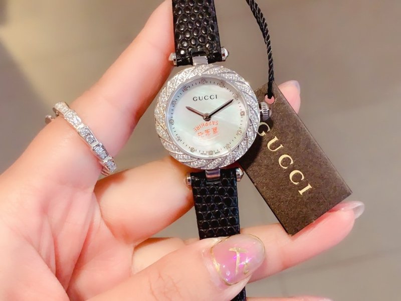New petal-encrusted diamond Gucci hollow watch