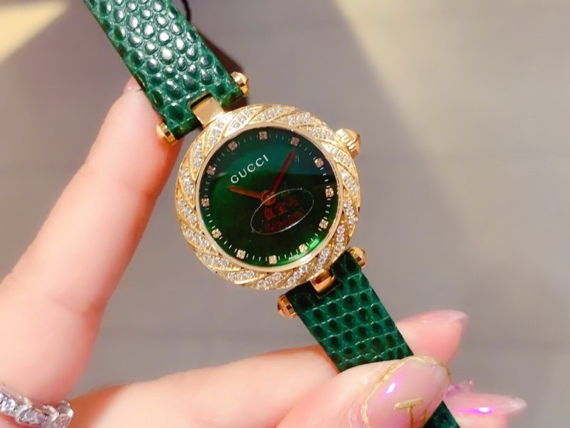New petal-encrusted diamond Gucci hollow watch