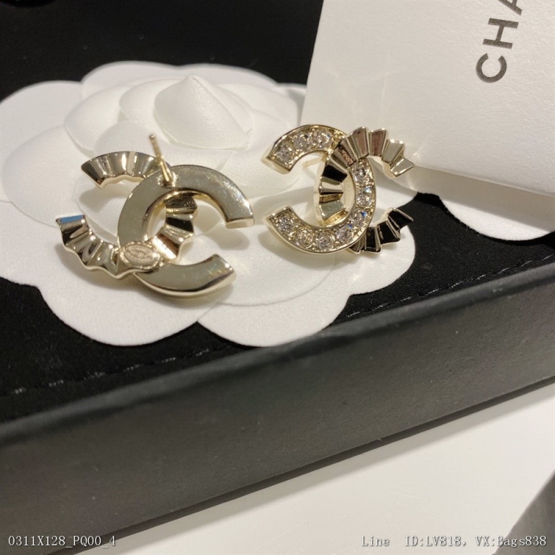 00047_ X128PQ00_ Number XED0601Ch@nel Wrinkled Rhinestone Earrings with sparkling 2021ss castle series autumn and winter senior