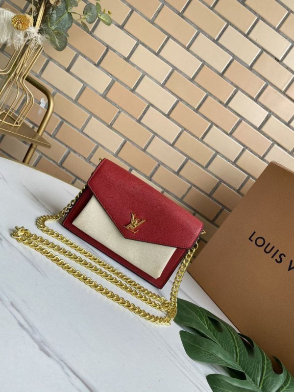 Louis Vuitton women's chain wallet, one-shoulder wallet LV M63470