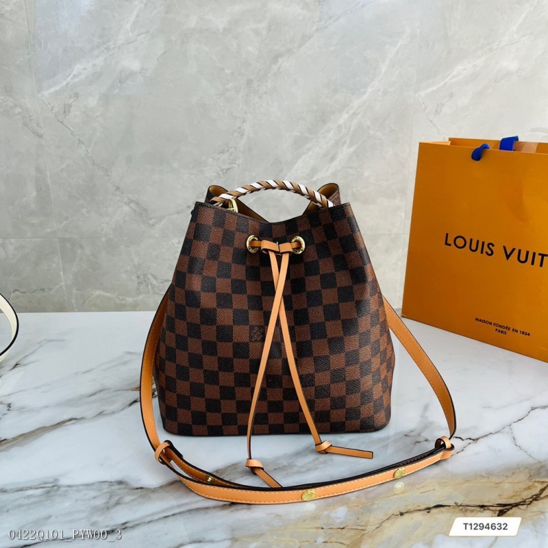 00023_ Q101PYW00_ The design prototype of LV champagne bucket bag comes from a bag with elegant style but strong texture
