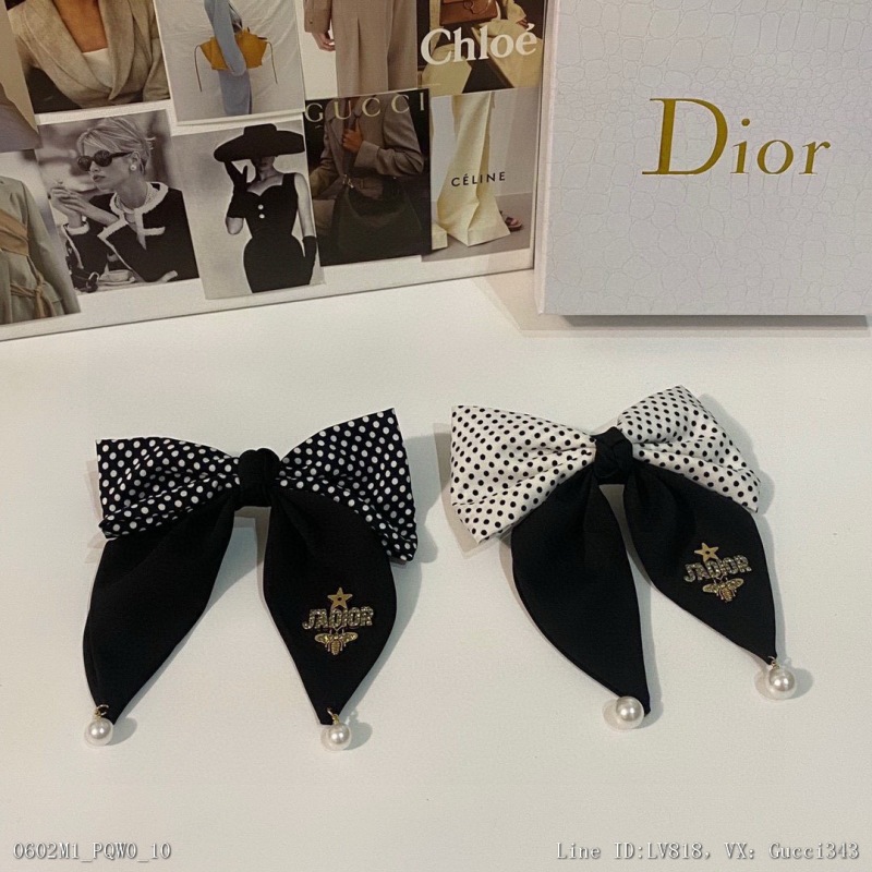 00028_ M1PQW0_ Equipped with counter packaging Dior Dior's latest popular pearl bow, medieval five gold hairpin, letter in my hand
