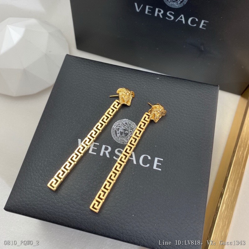 00070_ Y07pqw0 Versace: this golden ear is an elegant one, equipped with a Medusa and a