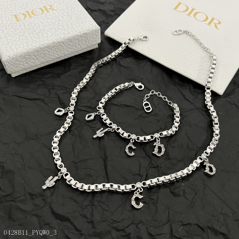 Dior bracelet Selection of the original consensus Bronze material sweet temperament elegant