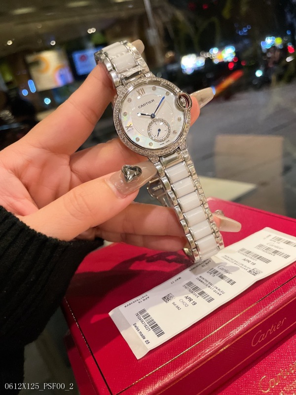 The new fashionable quartz women's model [Cartier] is designed to be versatile and durable. It is comfortable to wear and the explosive basket balloon has a glossy aperture and a jewel-like diamond ring.