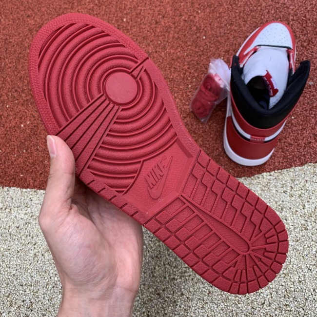 Air Jordan 1 Retro High OG Chicago