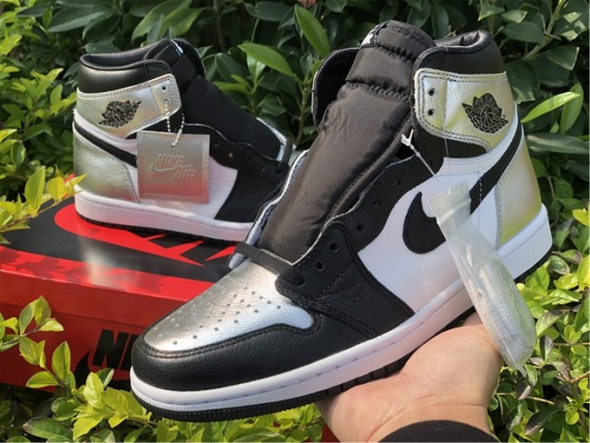 Authentic Air Jordan 1 Retro High OG WMNS “Silver Toe”