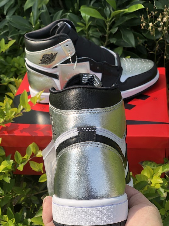 Authentic Air Jordan 1 Retro High OG WMNS “Silver Toe”