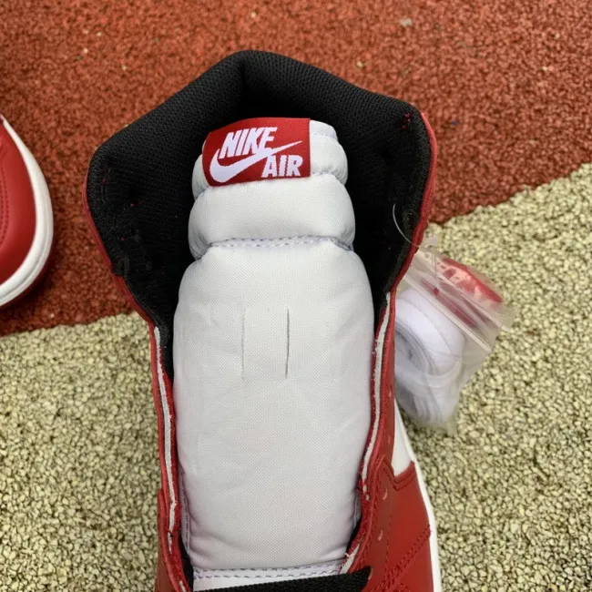 Air Jordan 1 Retro High OG Chicago