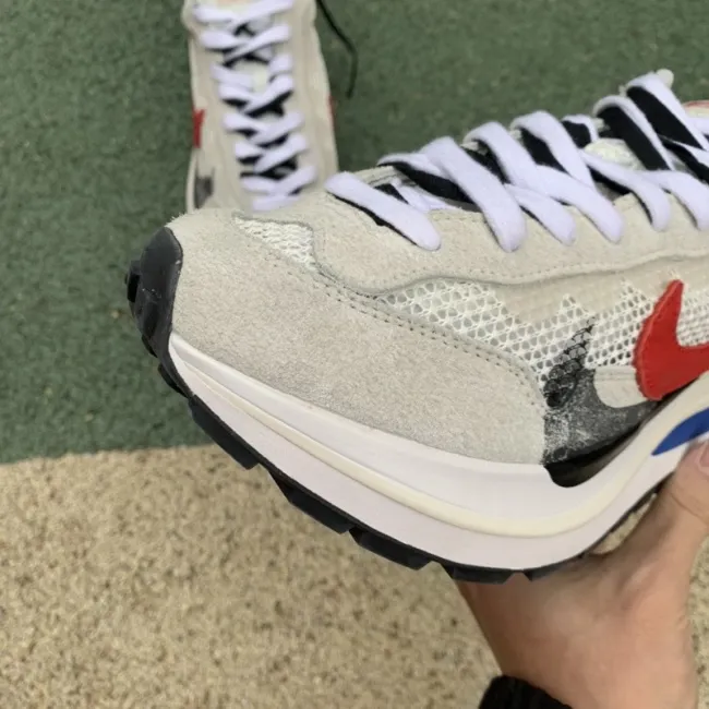 Authentic sacai x Nike VaporWaffle “Royal Fuchsia ”