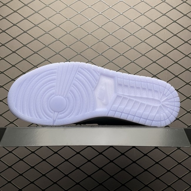Air Jordan 1 Retro Low Wolf Grey