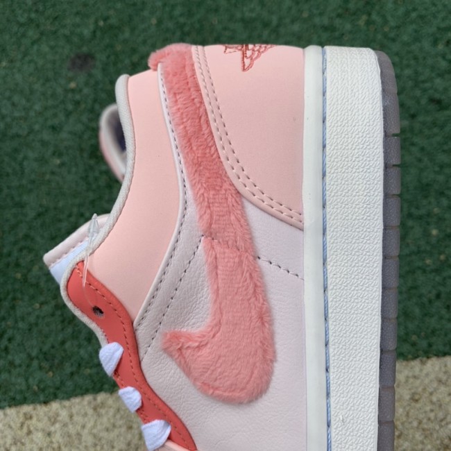 Air Jordan 1 Retro Low SE Mighty Swooshers Pink