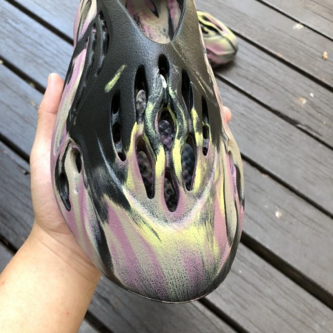 adidas Yeezy Foam RNR MX Carbon IG9562