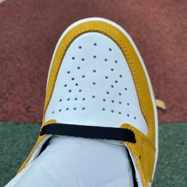 Air Jordan 1 Retro High OG  Yellow Ochre 