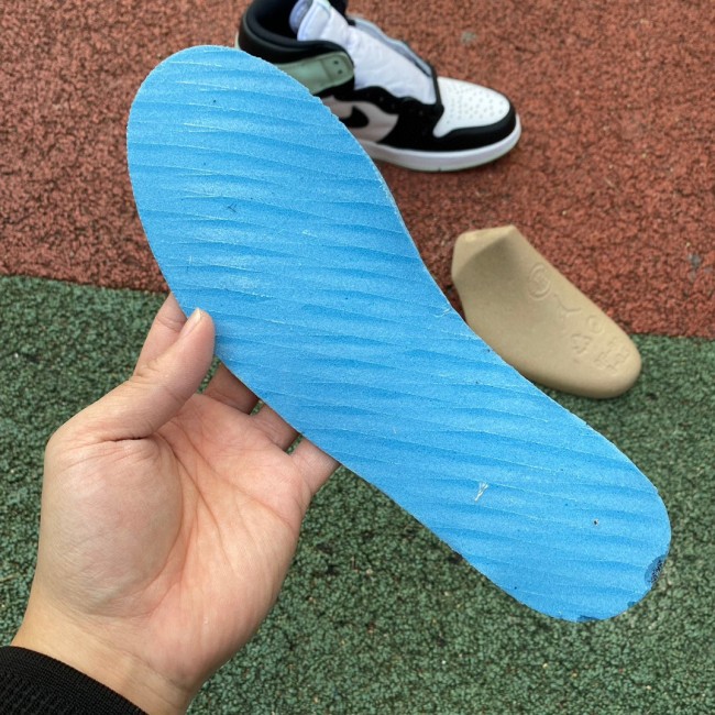 Air Jordan 1 Retro High Igloo
