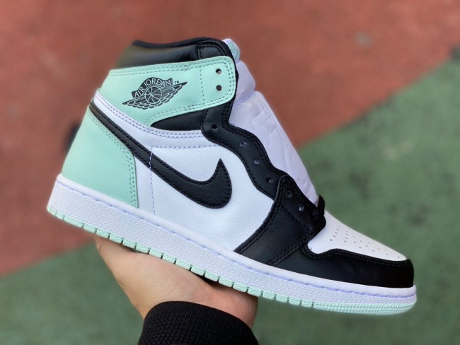 Air Jordan 1 Retro High Igloo