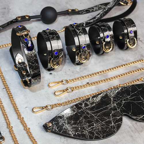 魅惑的なブルーストーン付きの大理石柄の本革製拘束セット