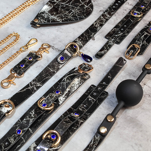 魅惑的なブルーストーン付きの大理石柄の本革製拘束セット