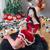 猫耳付きの揺れるスカートがガーリーなサンタガールコスプレ