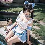 ロマンティックで可愛いフリルたっぷりの水色メイドコスプレ