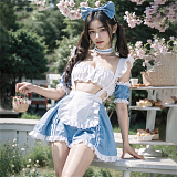 ロマンティックで可愛いフリルたっぷりの水色メイドコスプレ