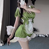 素肌の露出が色気を漂わせガーリーなグリーンメイドコスプレ