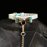 光沢感で目を引くオーロラブルー本革SM拘束首輪