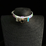 光沢感で目を引くオーロラブルー本革SM拘束首輪