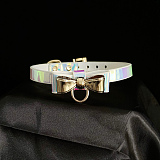 光沢感で目を引くオーロラブルー本革SM拘束首輪