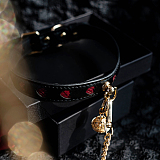 ハート型にくり抜かれた鈴付き本牛革拘束首輪 リード付き