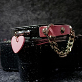 ピンクと黒のコントラストを効かせたシックな本革拘束首輪