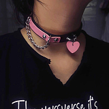 ピンクと黒のコントラストを効かせたシックな本革拘束首輪