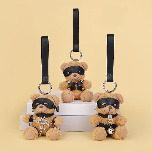 存在感のあるボンデージクマぬいぐるみのキーホルダー