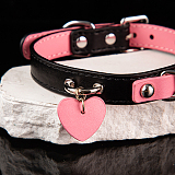 ピンクと黒のコントラストを効かせたシックな本革拘束首輪