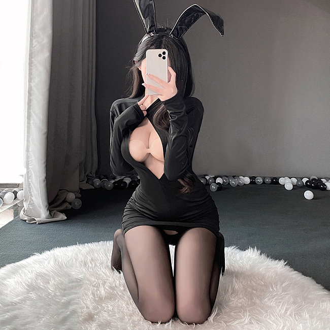 フロント＆バックオープンの大胆すぎるセクシーワンピース