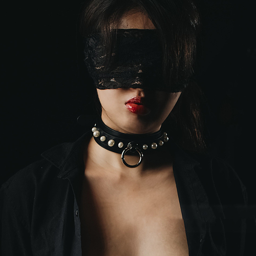 上品さが際立つパール付いたのブラック本革拘束首輪 リード付き