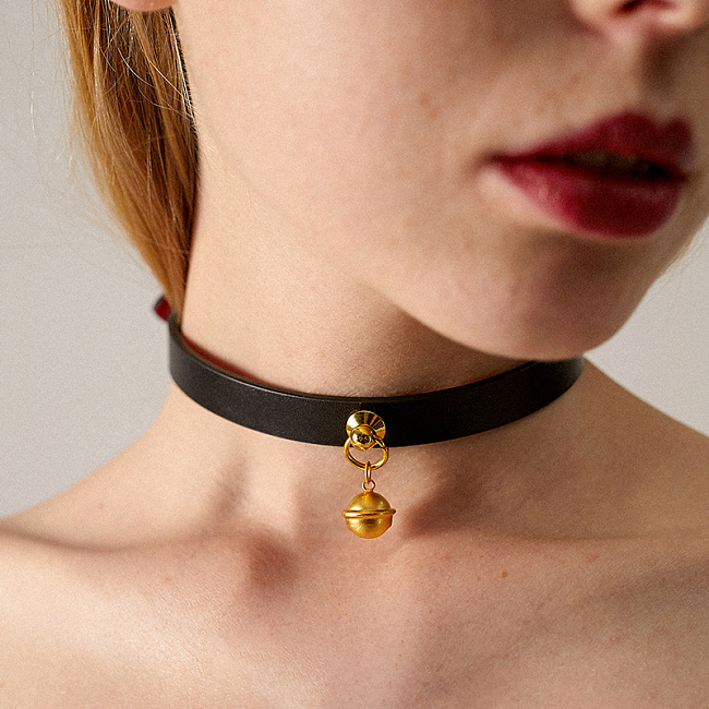 洗練された高級感あるS925鈴付きの本牛革製SM拘束首輪 黒赤