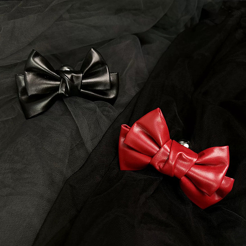 可憐で背徳的なレザーリボンアナルプラグ 黒/赤