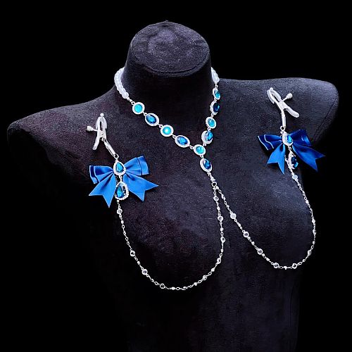 深蓝の石に繋がれる優雅なチェーカーチェンニップルクリップ