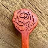 美しい薔薇彫刻されたエレガントな木製スパンキングパドル
