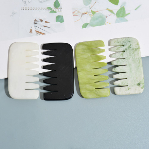 High-quality natural Xiuyan jade combs and green jade gua sha combs are used for head massage therapy to relieve scalp tension