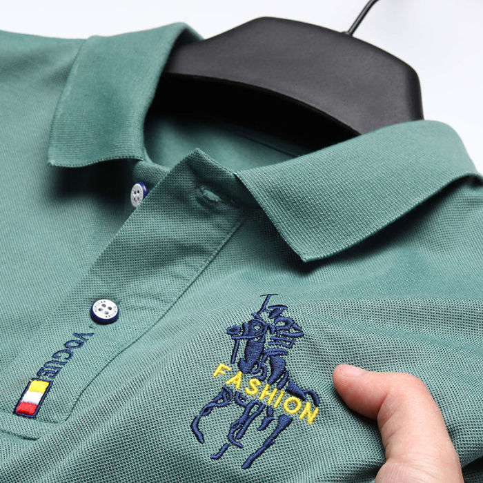 【ซื้อ 1 แถม 1 】【ของแท้จากเคาน์เตอร์】เสื้อโปโลคอพับผู้ชาย 🤵🤵🤵 เรียบง่ายสวยงาม แฟชั่นคอพับ ใส่ได้ทุกโอกาส ล้
