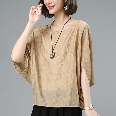 【เสื้อแข็นสั้นทรงค้างคาว】เสื้อแข็นสั้นทรงค้างคาว เนื้อผ้าเบาบาง แขนค้างคาว ทรงหลวม ปกปิดเนื้อ ทันสมัยและเรียบง่าย เน้นความสง่างาม【ชิ้นที่สองราคาเพียง ฿ 399】