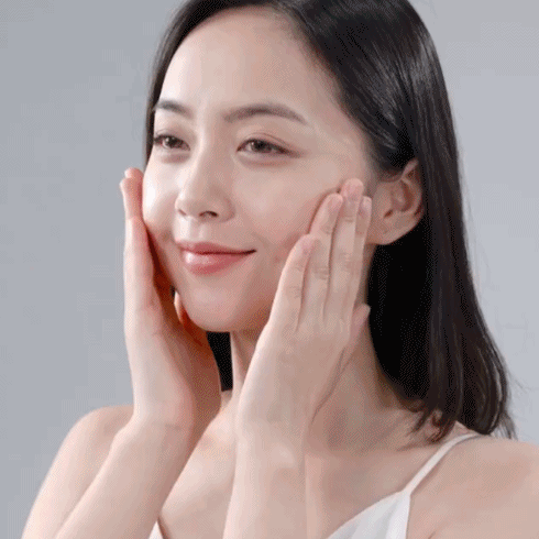 水のような透明感💦しっとり、美白、伸ばしやすい、肌の色合いを完璧に調整！