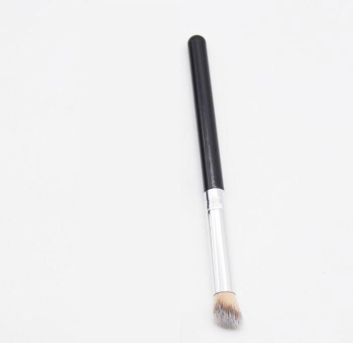 Giveaway 370 Concealer Brush