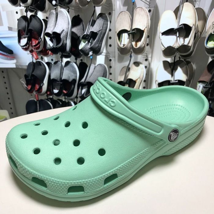 【限時特惠】Justin Bieber等潮人熱捧的Crocs洞洞鞋，鞋面可配上喜愛的Jibbitz™ Charms，展現你的獨有風格！