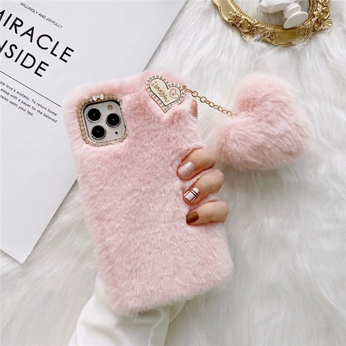【ファーiPhoneケース】ふわふわ可愛い　スマホを衝撃からしっかり守ってくれます！