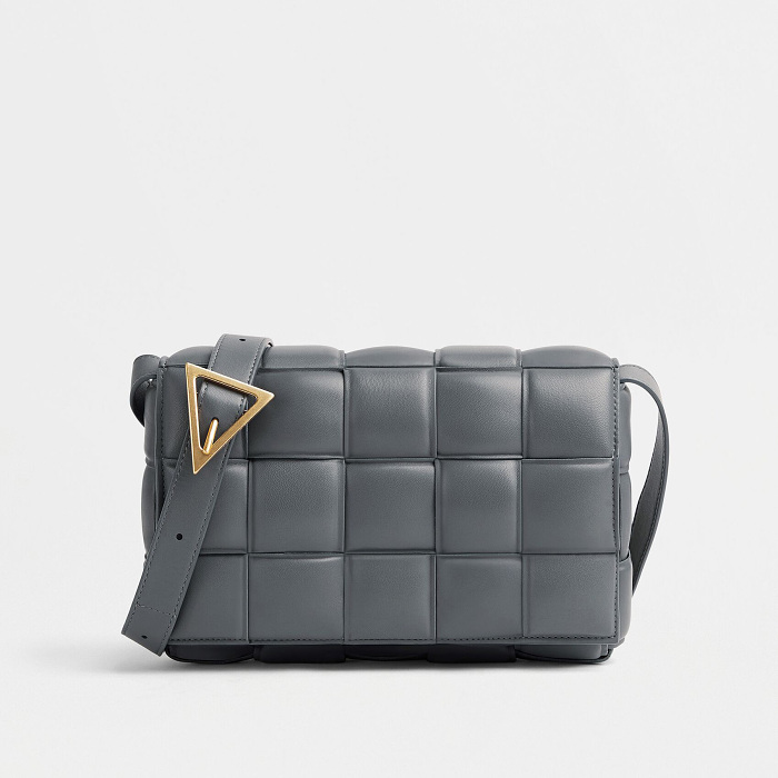【BOTTEGA VENETA|公式サイトは正規品】多くの雑誌に掲載！2023新作💓おしゃれセレブが夢中！★泉里香、中村アンさん愛用のパデッド カセット
